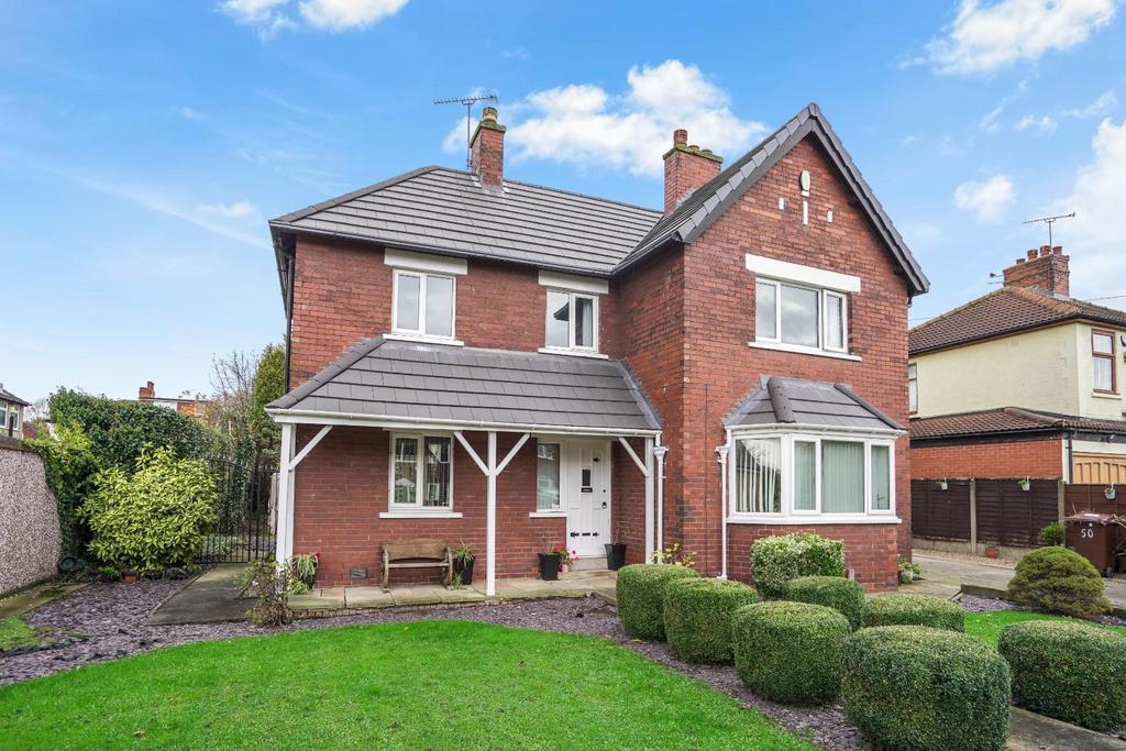 Fearnville Place, Leeds, West Yorkshire 3 bed detached house for sale