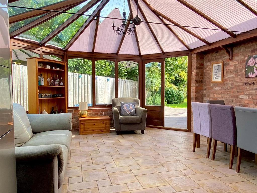 Conservatory/family room