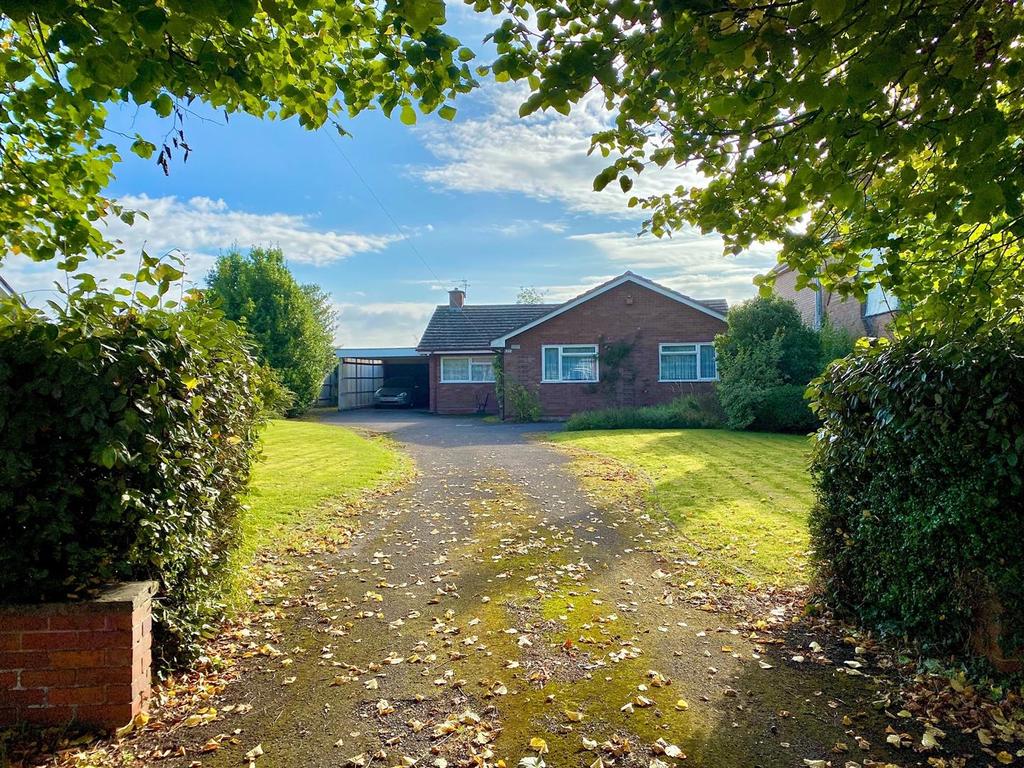 Evesham Road, Astwood Bank, B96 6AB 3 bed detached bungalow for sale