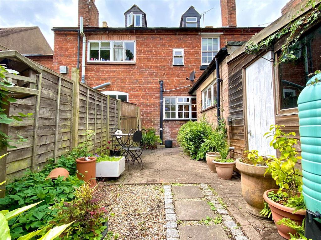 Priory Road, Alcester 2 bed character property £250,000