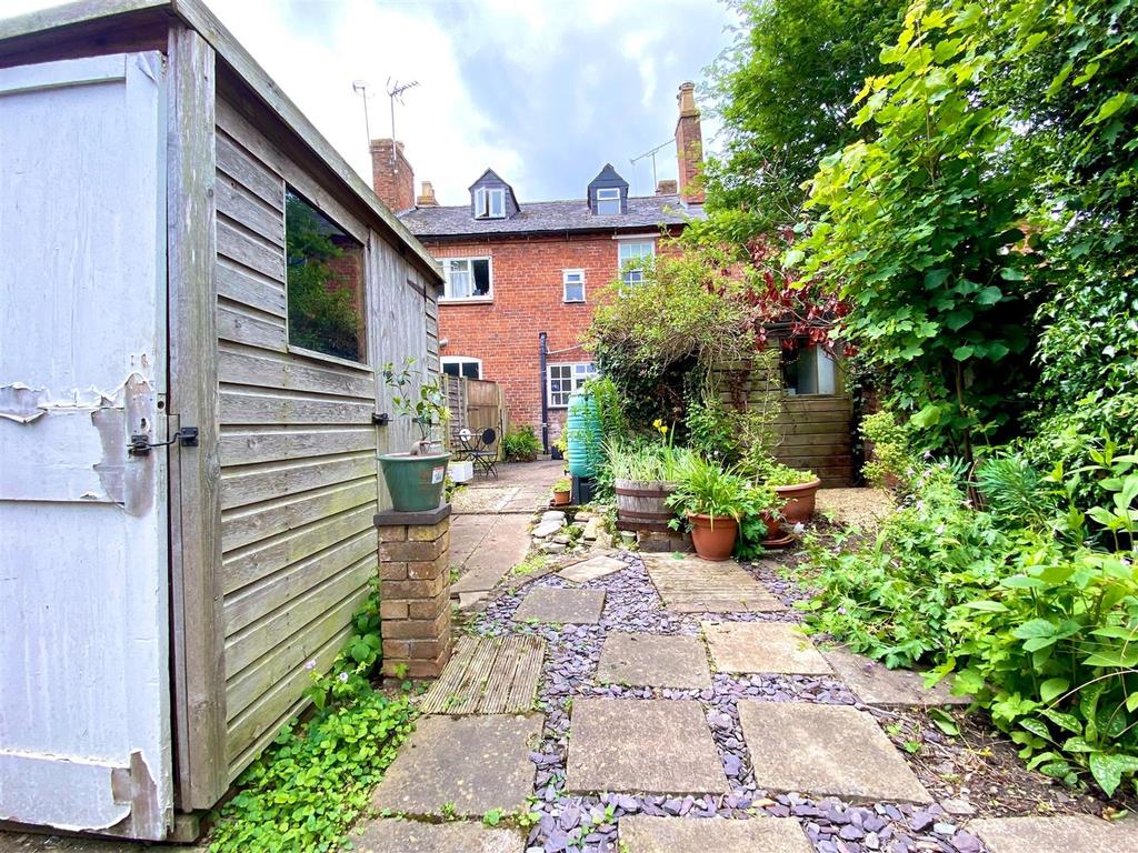 Priory Road, Alcester 2 bed character property £250,000