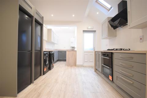 6 bedroom terraced house to rent - 2023/2024 ACADEMIC YEAR Newly Refurbished 6 Double Bedroom all En-suite, Tiverton Road, Selly Oak, Free Ultrafast...