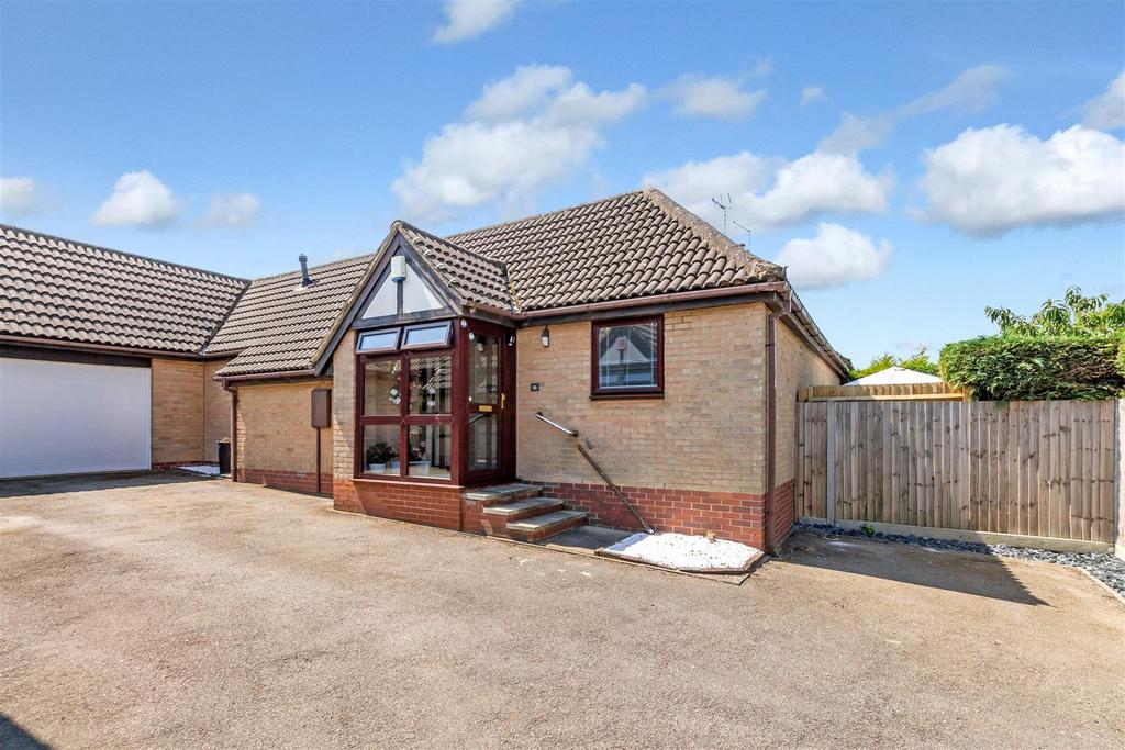 Cantle Ave, Downs Barn, Milton Keynes 3 bed semidetached bungalow for