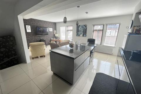 4 bedroom end of terrace house for sale - Lysander Court, Ely Street, Stratford-Upon-Avon