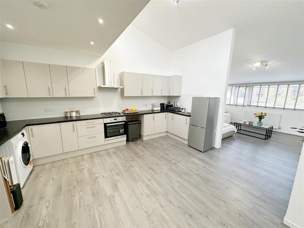 High Street, Bidford on Avon 2 bed apartment £175,000