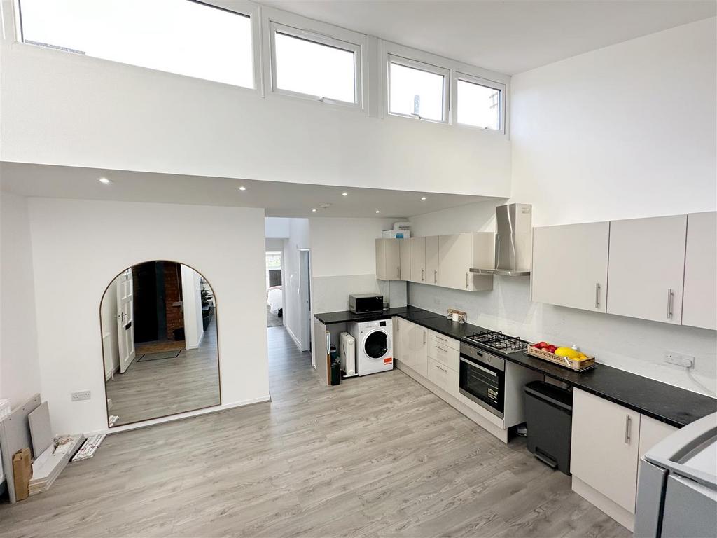 High Street, Bidford on Avon 2 bed apartment £175,000