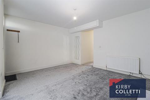 2 bedroom maisonette to rent, Whitley Road, Hoddesdon, Hertfordshire