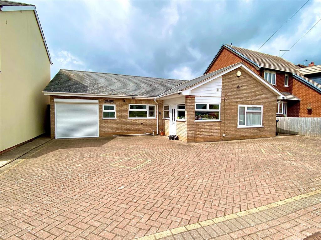 Alcester Road, Studley 3 bed detached bungalow £375,000