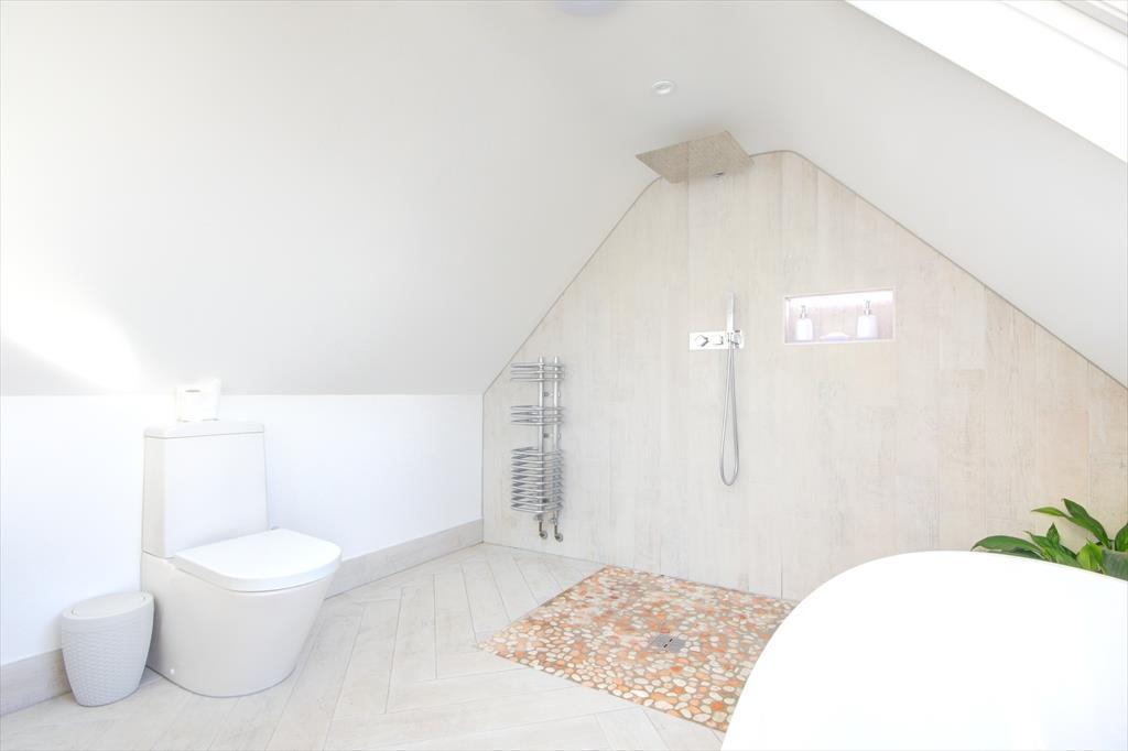 Master En Suite.jpg