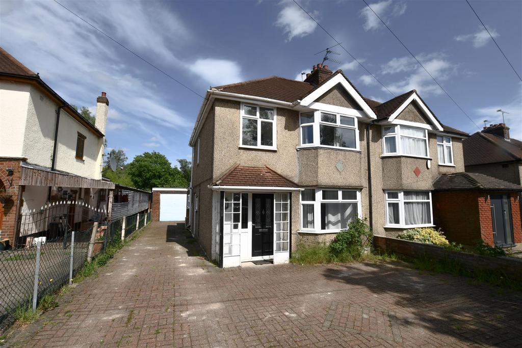 Alexander Road, London Colney 3 bed semidetached house £1,650 pcm (£