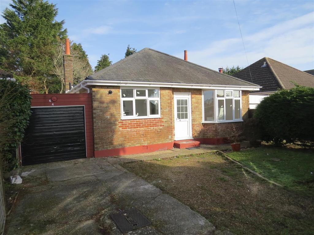 Mossley Avenue, Poole 2 bed detached bungalow to rent £1,295 pcm (£299 pw)