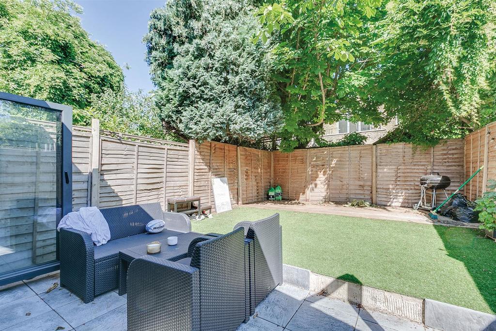 Wardo Avenue, SW6 3 bed flat - £4,052 pcm (£935 pw)