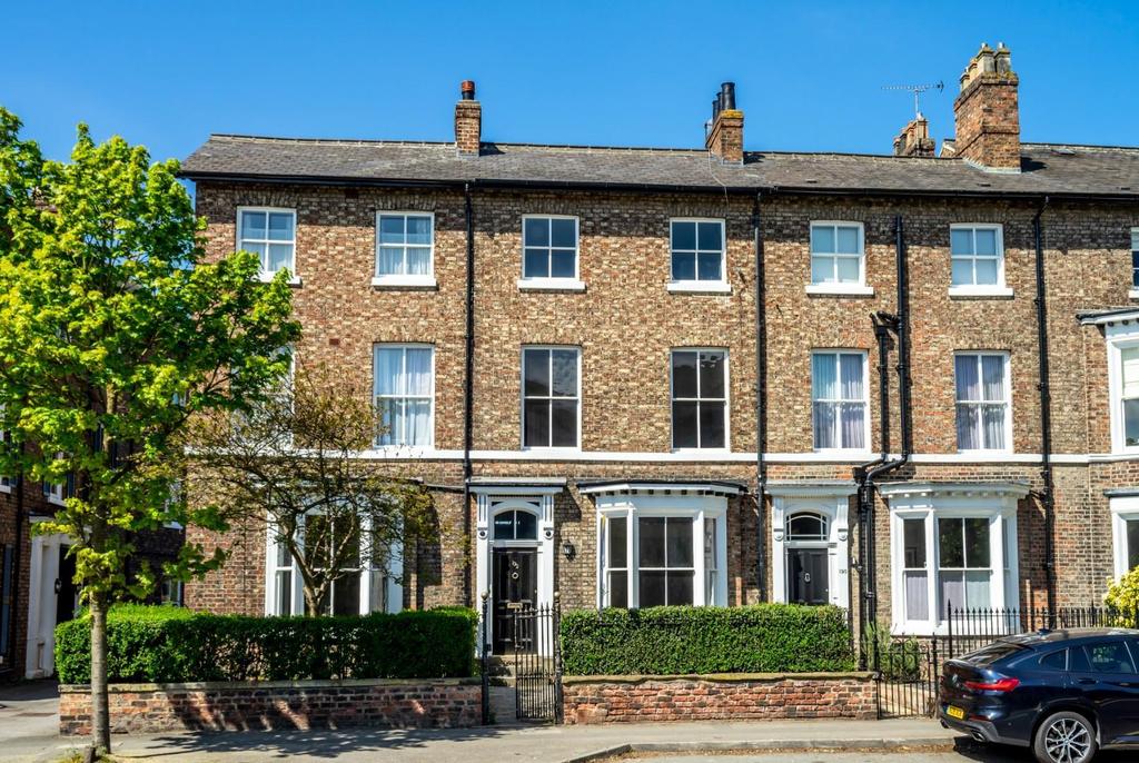 Mount Vale, York 4 bed townhouse £3,000 pcm (£692 pw)