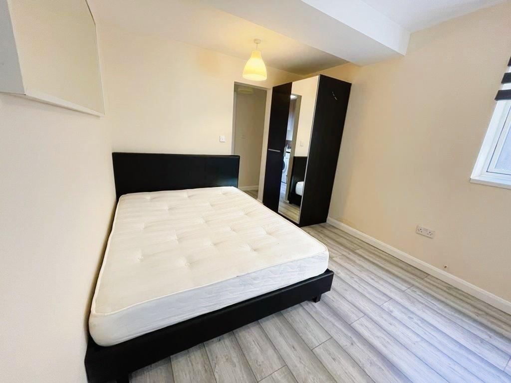 2, 2 Curtis Street, Swindon, Wilts, SN1 5JU Studio £600 pcm (£138 pw)