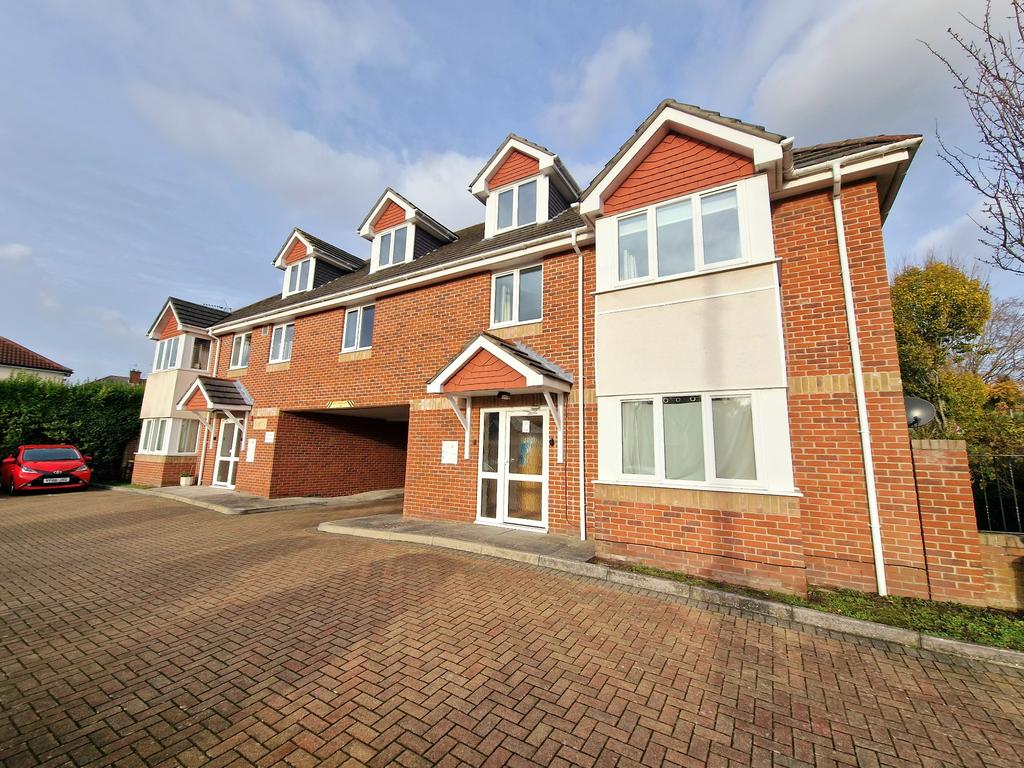 Station Road, Netley Abbey 2 bed flat £925 pcm (£213 pw)