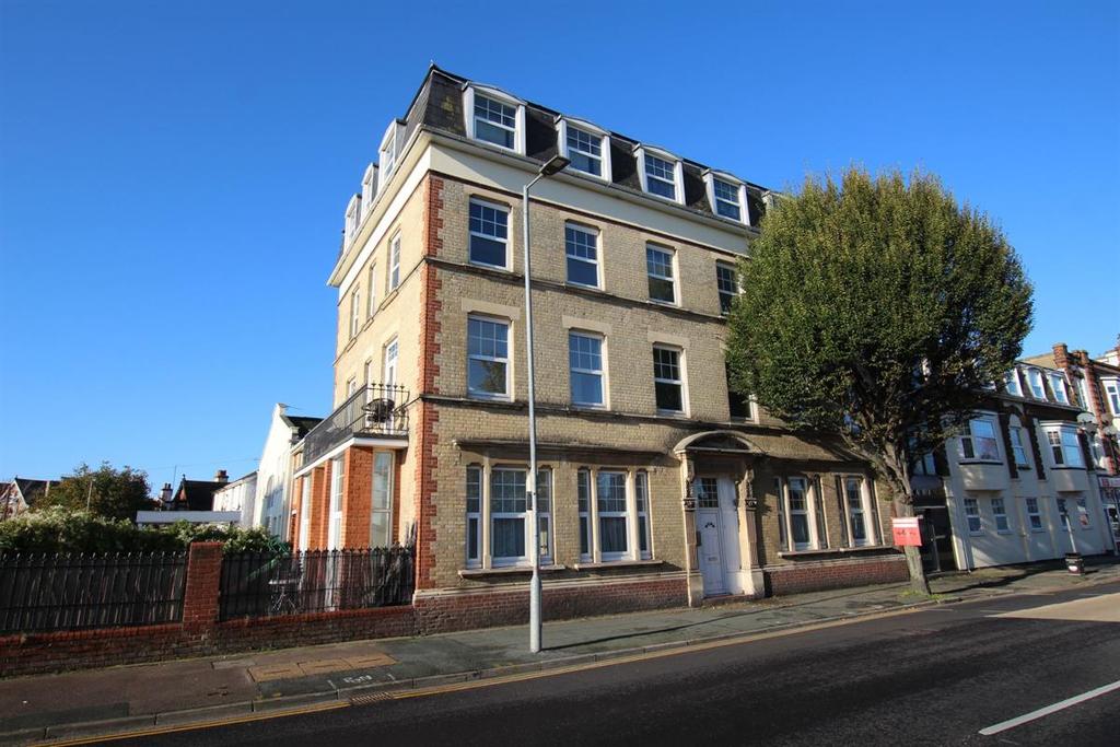 Carnarvon Road, ClactononSea 1 bed flat £625 pcm (£144 pw)