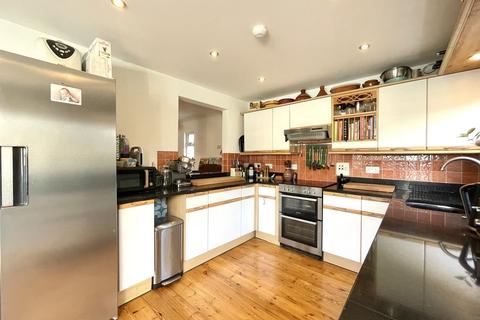 4 bedroom semi-detached house to rent - 31 Anderton Rise