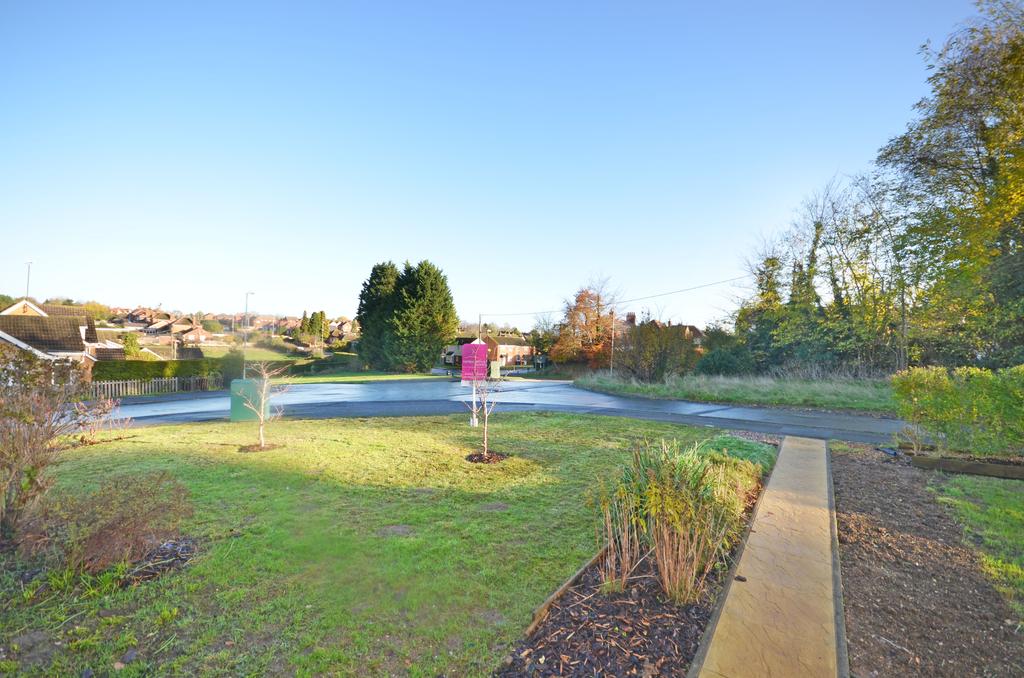 London Road, Raunds 3 bed detached bungalow £375,000