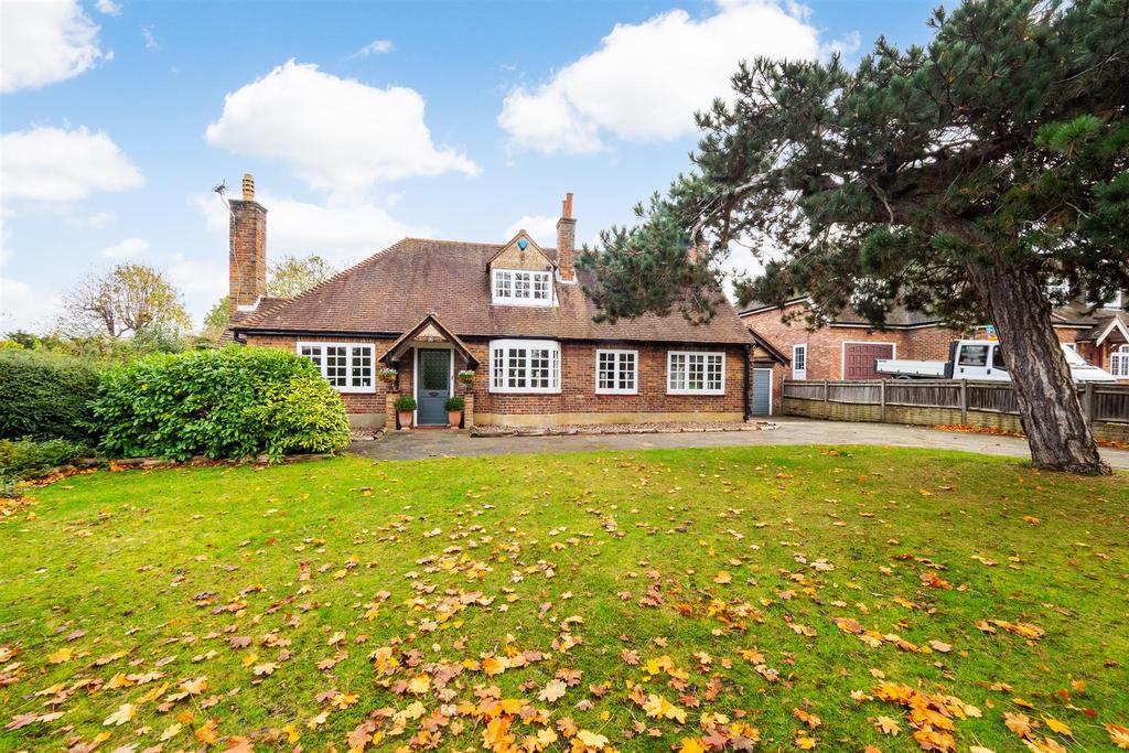 The Gallop, Sutton 5 bed detached bungalow £1,400,000