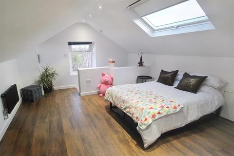 4 bedroom end of terrace house for sale - Wormald Street, Almondbury, Huddersfield, HD5 8NQ