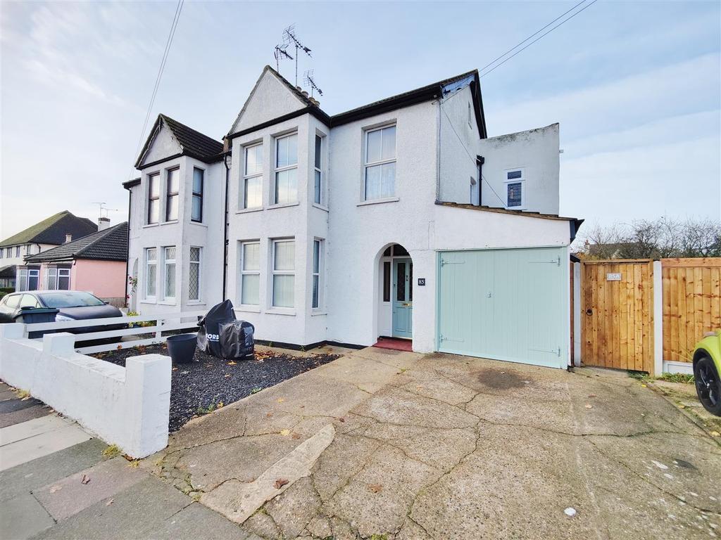 Canvey Road, LeighOnSea 3 bed flat £1,450 pcm (£335 pw)