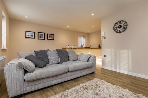 2 bedroom flat for sale - Woodland Grove, Epping