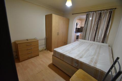 Studio Flat - London Road - TW7