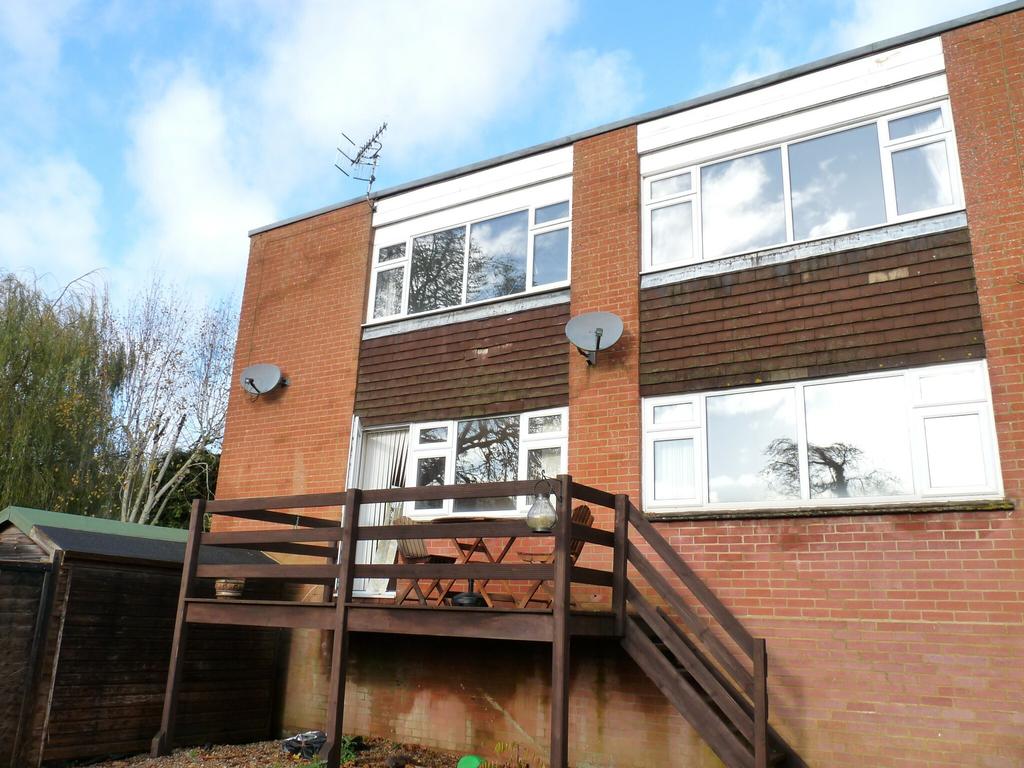Edenbridge, Kent, TN8 2 bed flat to rent £925 pcm (£213 pw)