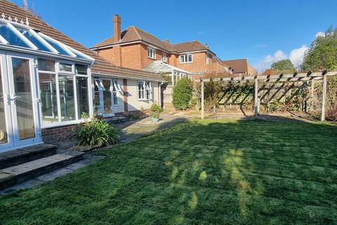 4 bedroom detached house to rent, Belmore Road, Lymington SO41