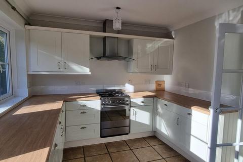 4 bedroom detached house to rent, Belmore Road, Lymington SO41