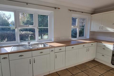 4 bedroom detached house to rent, Belmore Road, Lymington SO41