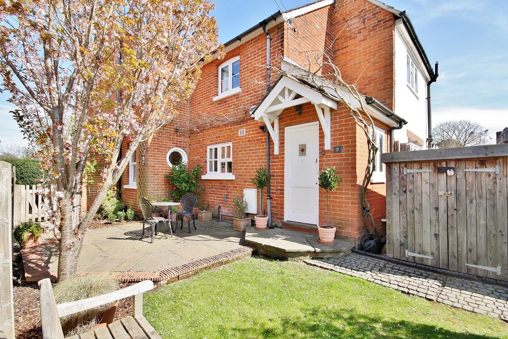 Cheapside, Horsell, Woking, Surrey, GU21 3 bed semidetached house £