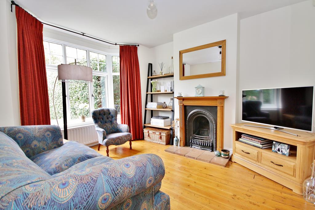 Cheapside, Horsell, Woking, Surrey, GU21 3 bed semidetached house £