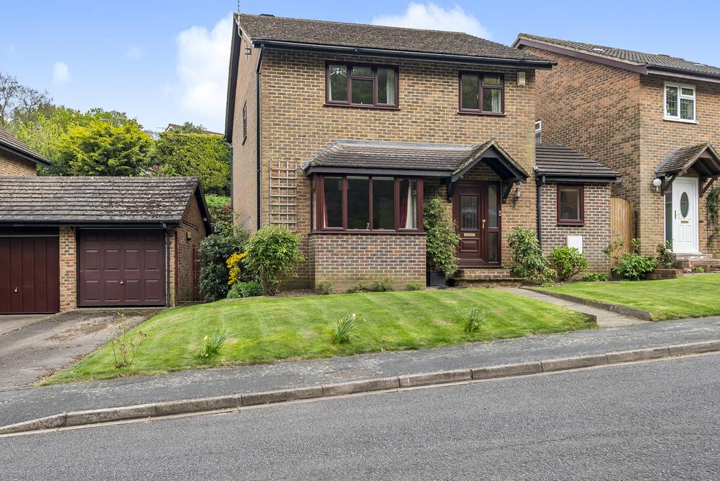Swallow Rise, Knaphill, Woking, GU21 4 bed detached house £700,000