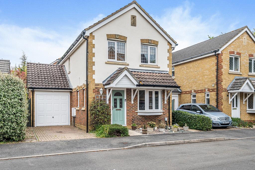 Lorne Gardens, Knaphill, Woking... 3 bed detached house £585,000
