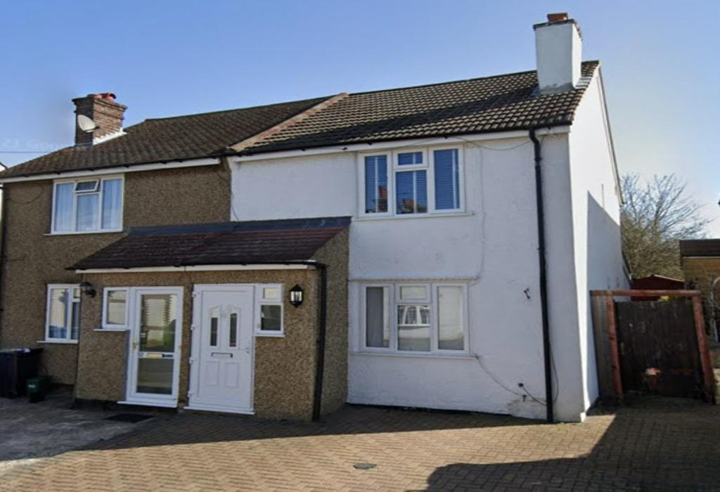 Alexandra Road, Warlingham, Surrey 2 bed semidetached house £1,550