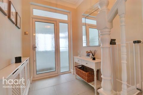 17 Johns Terrace, Romford, RM3 0AW