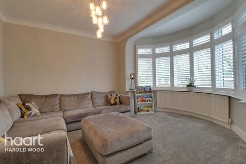 17 Johns Terrace, Romford, RM3 0AW