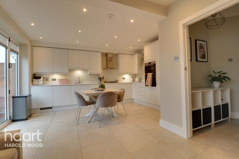 17 Johns Terrace, Romford, RM3 0AW