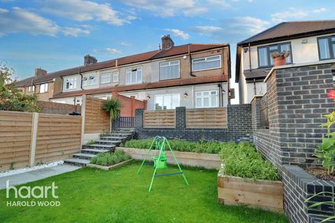 17 Johns Terrace, Romford, RM3 0AW
