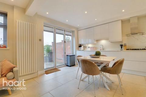 17 Johns Terrace, Romford, RM3 0AW