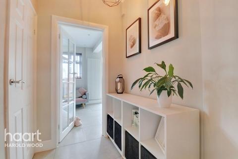 17 Johns Terrace, Romford, RM3 0AW