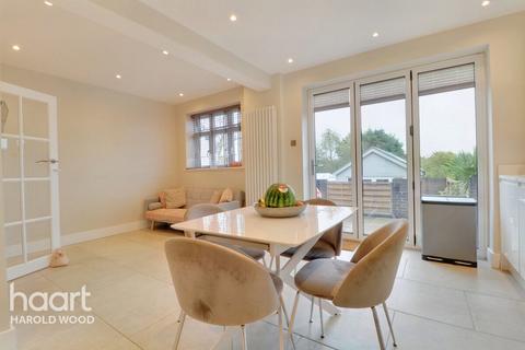 17 Johns Terrace, Romford, RM3 0AW