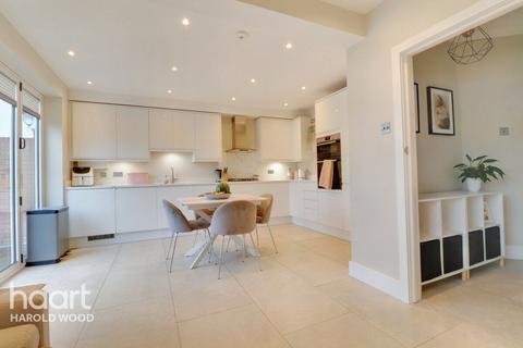 17 Johns Terrace, Romford, RM3 0AW