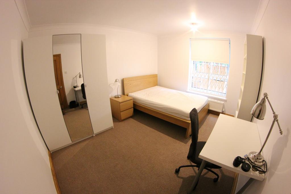 Cahir Street, London E14 1 bed in a flat share - £900 pcm (£208 pw)
