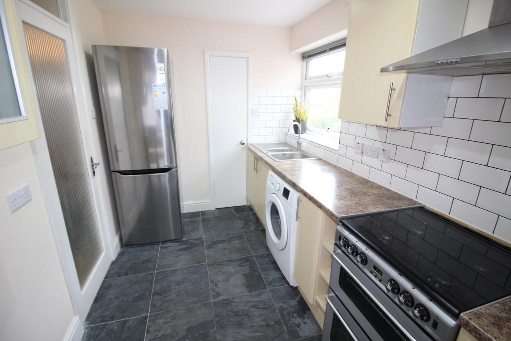 Hampton Road, Worcester Park KT4 2 bed £1,400 pcm (£323 pw)