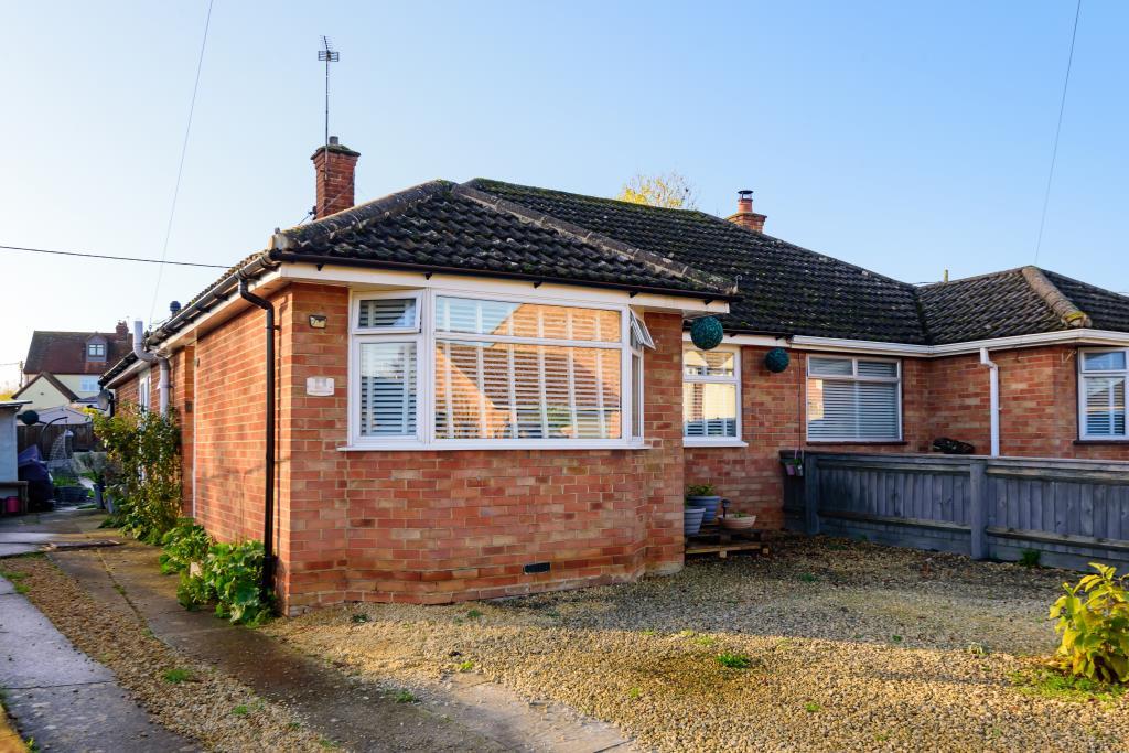 Yarnton, Oxfordshire, OX5 3 bed semidetached bungalow for sale £375,000