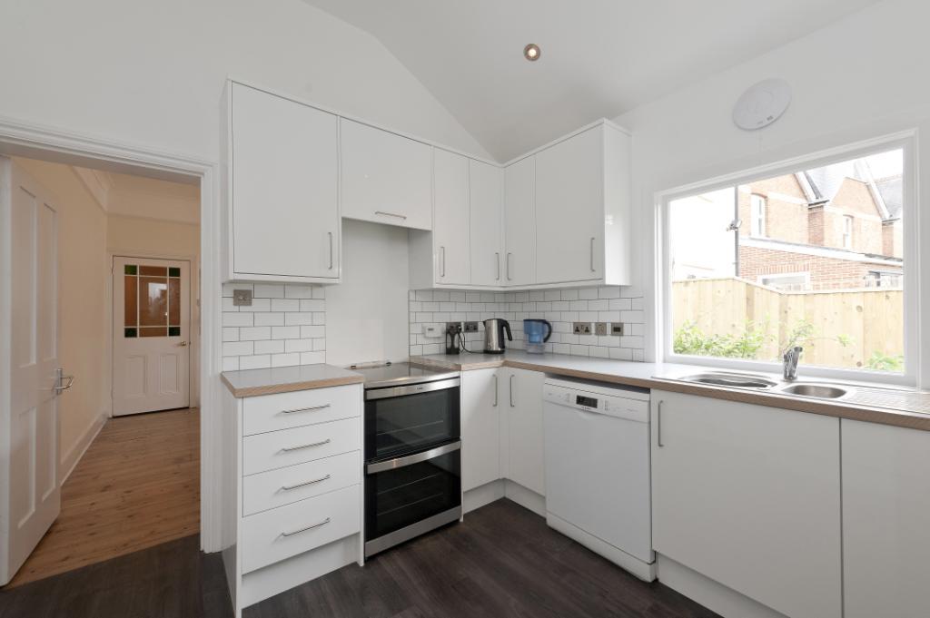 Elmgrove Road, Weybridge, KT13 5 bed semidetached house £3,250 pcm (£750 pw)