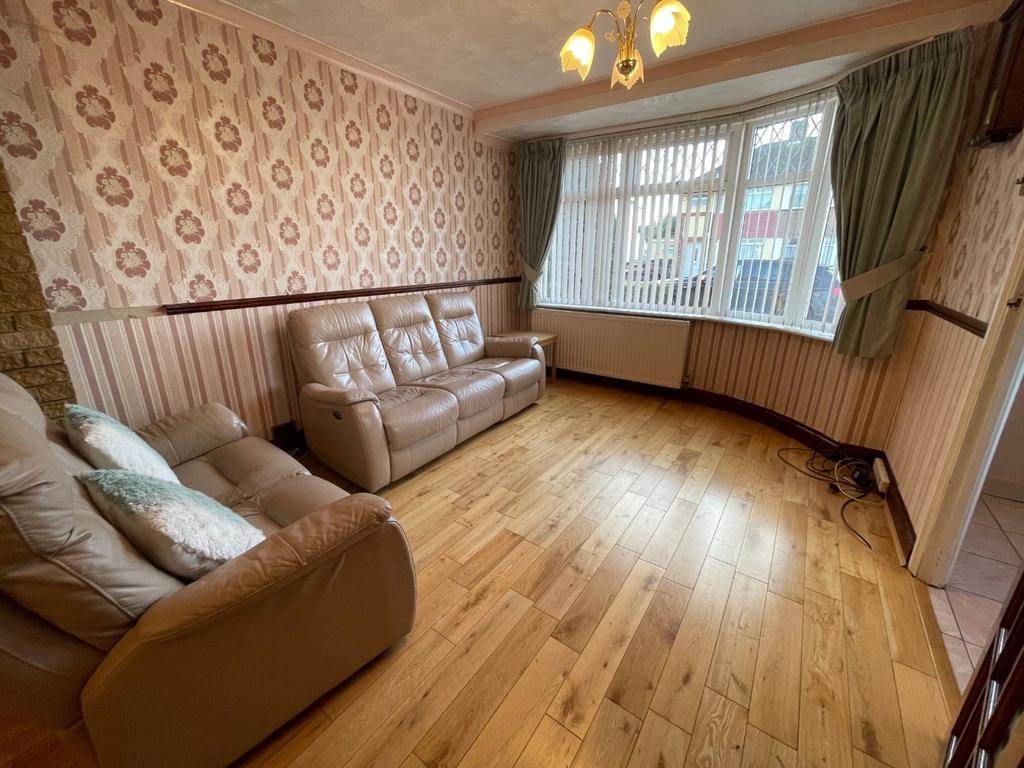 Elmore Road, Luton 3 bed semidetached house £335,000