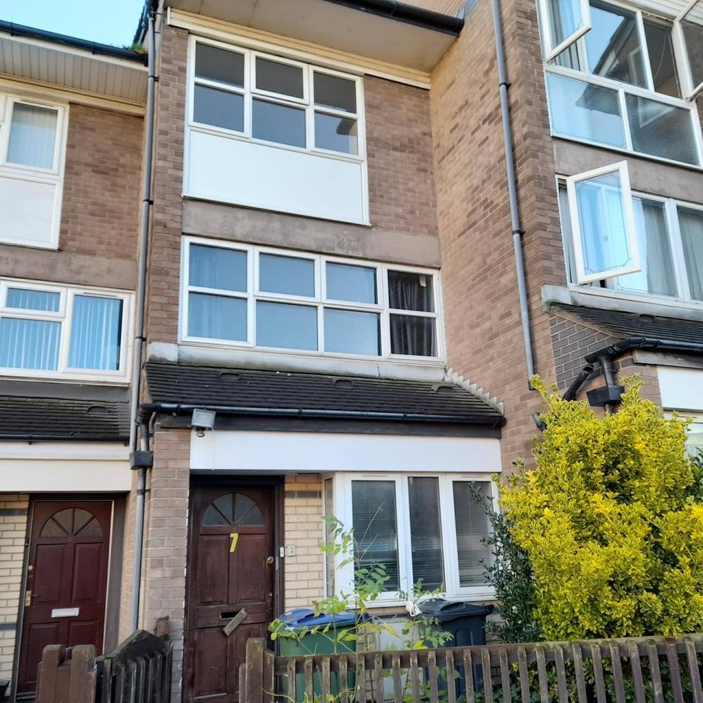 Curtis Close, Smethwick, B66 4 bed townhouse £1,195 pcm (£276 pw)